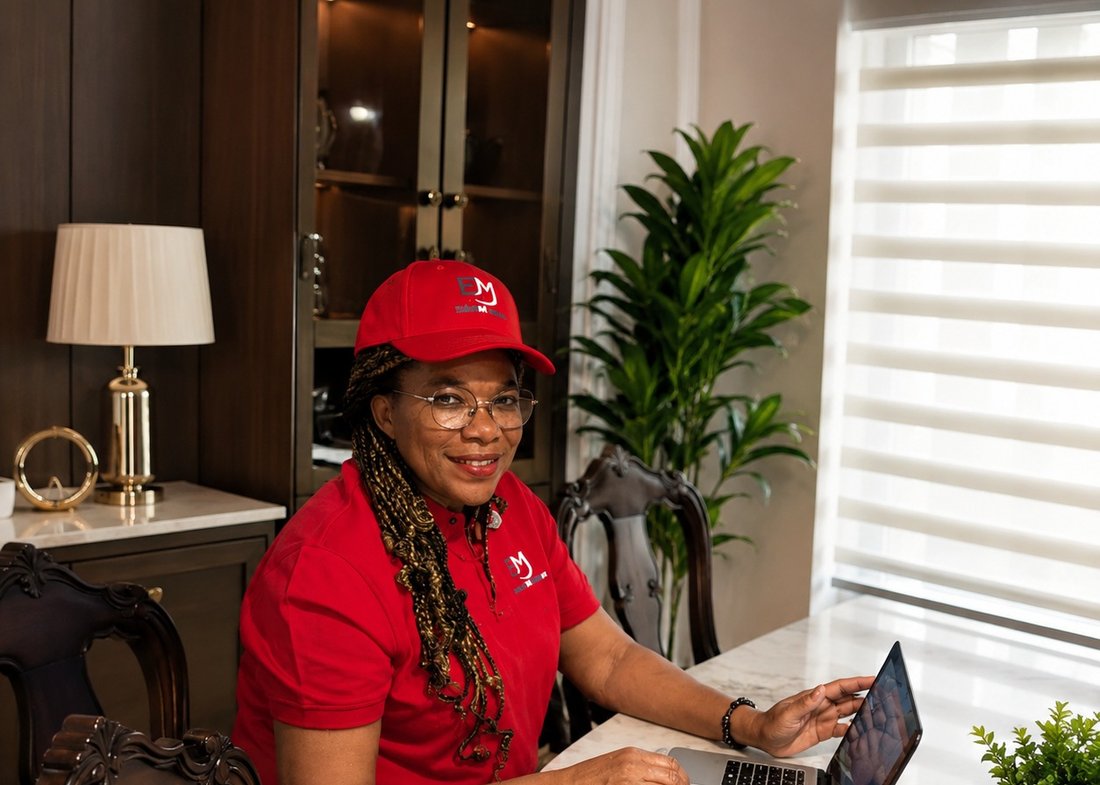 Élise Abomo Abena, présidente d'EMA, en polo rouge, à la gestion d'EMA