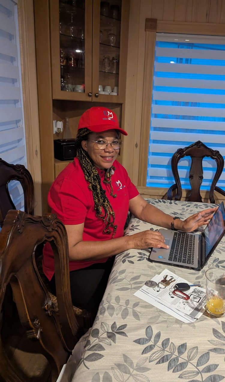 Élise Abomo Abena, présidente d'EMA, en polo rouge, assurant la gestion d'EMA