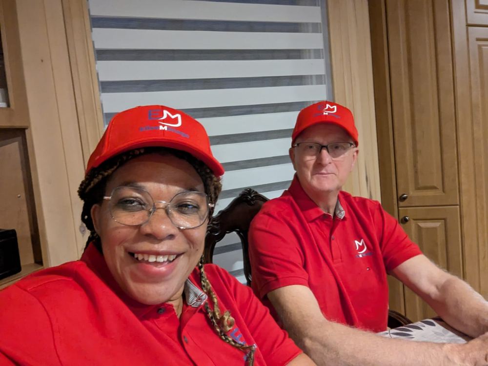 Deux membres de l'équipe EMA en uniforme rouge